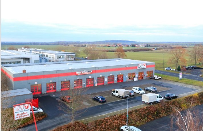 A.T.U in Grimma: Werkstattzeile mit durchgehender Torfront