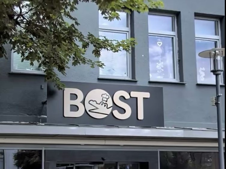 BOST-Filiale im Erdgeschoss, darüber zwei Wohnungen