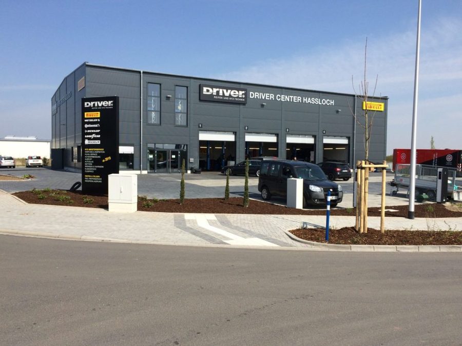 Driver Center Haßloch: Werkstattgebäude mit vier Hallentoren und Pylon