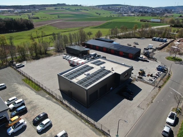 Luftbild: Betriebsgebäude des DRK Blutspendedienstes mit angrenzendem Gewerbepark