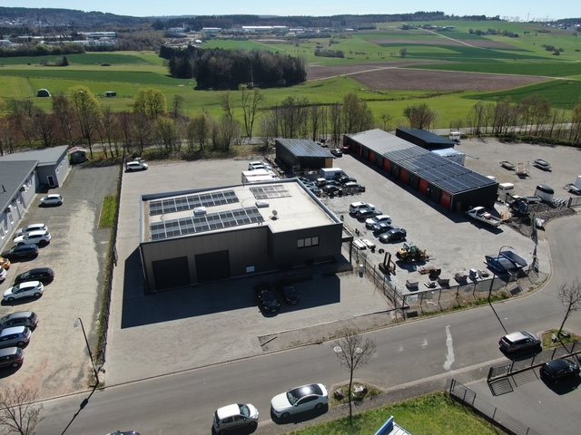 Luftbild des Gewerbeparks mit Hallenzeile und Stellplätzen